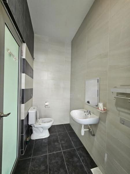 Townhouse for Rent in Taman Sutera Utama (Skudai) - Vken Chia - Bathroom - PropertyGuru.com.my