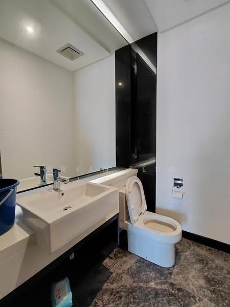 Kediaman Servis untuk Dijual di Straits Residences - Bryan Teng - Bathroom - PropertyGuru.com.my