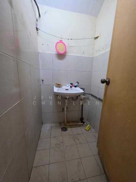 Kilang Teres untuk Dijual di Taman Iks Merdeka (Batu Berendam) - Jenny Tai Chen Leen - Bathroom - PropertyGuru.com.my