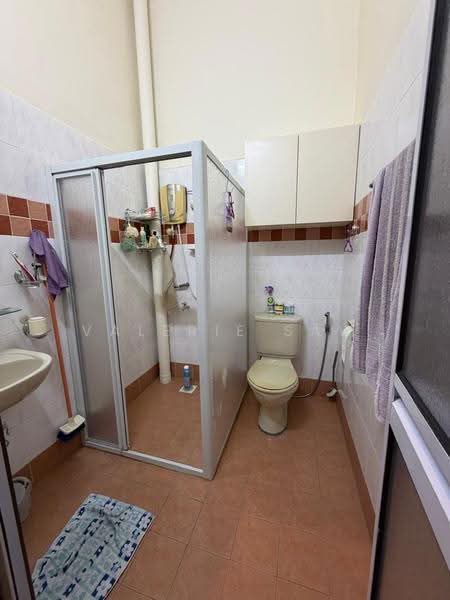 Rumah Teres untuk Dijual di Taman Desa Tebrau (Tebrau) - Valerie Saw - Bathroom - PropertyGuru.com.my
