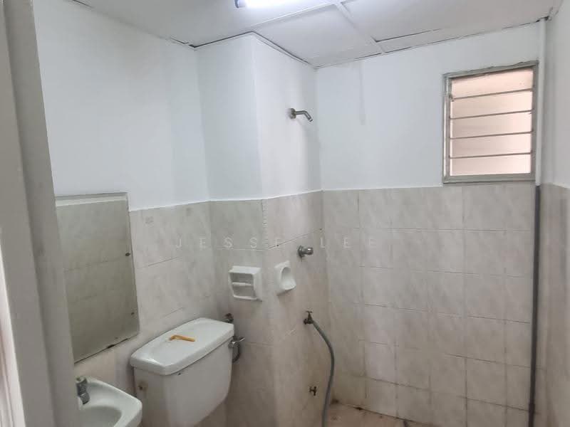 Pangsapuri untuk Dijual di SD Tiara Apartment - Jesse Lee - Bathroom - PropertyGuru.com.my