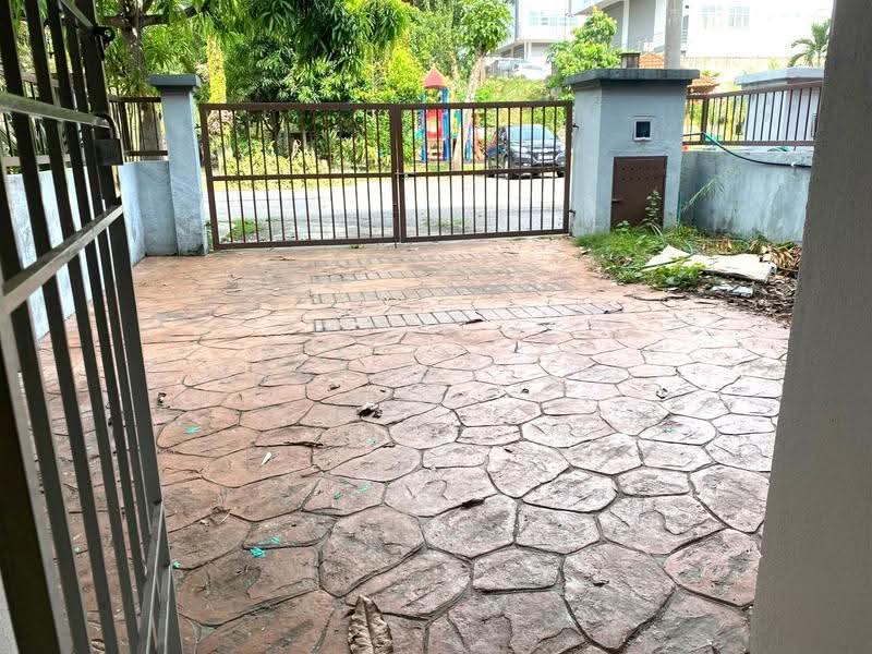 2.5-storey Terraced House for Sale in Taman Bukit Serdang (Seri Kembangan) - Brandon Yee - Exterior - PropertyGuru.com.my