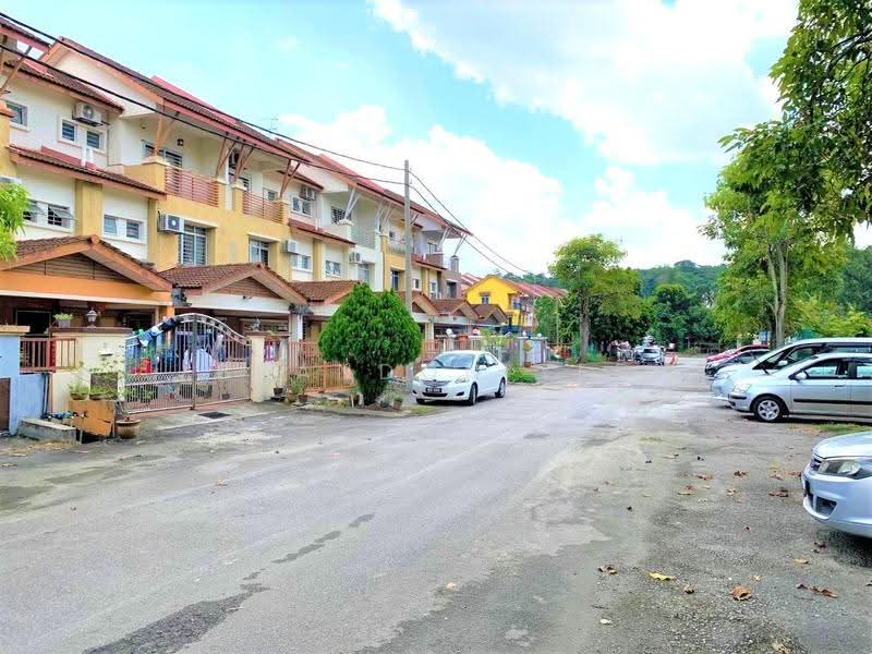 2.5-storey Terraced House for Sale in Taman Bukit Serdang (Seri Kembangan) - Brandon Yee - Exterior - PropertyGuru.com.my
