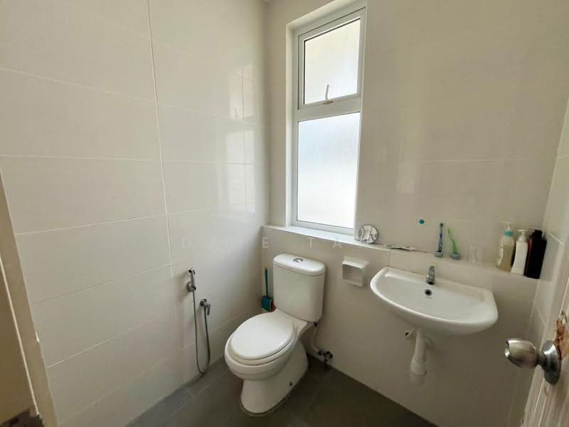 3.5-storey Terraced House for Sale in Rawang (Selangor) - Dave Tan - Bathroom - PropertyGuru.com.my