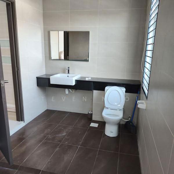 Cluster House for Rent in Taman Gaya (Ulu Tiram) - Steven Ngoi - Bathroom - PropertyGuru.com.my
