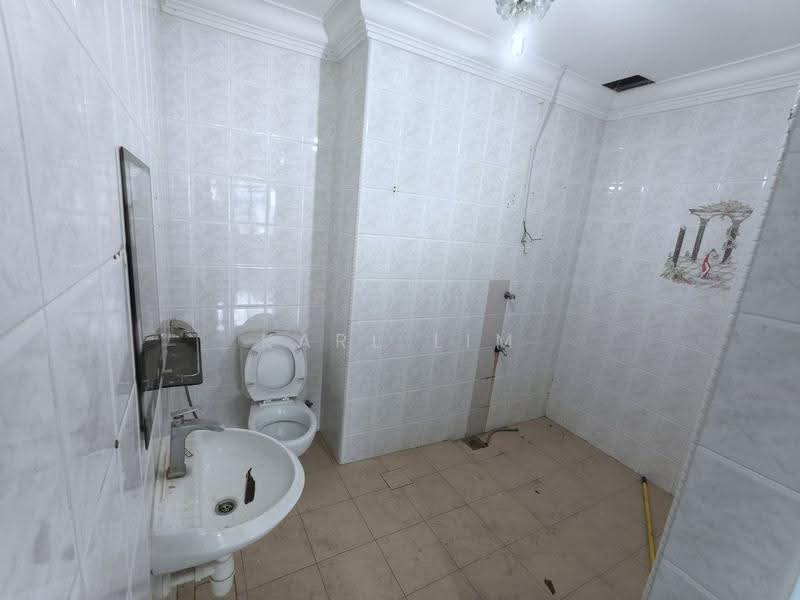 Semi-Detached House for Sale in Taman Skudai Baru (Skudai) - Karl Lim - Bathroom - PropertyGuru.com.my
