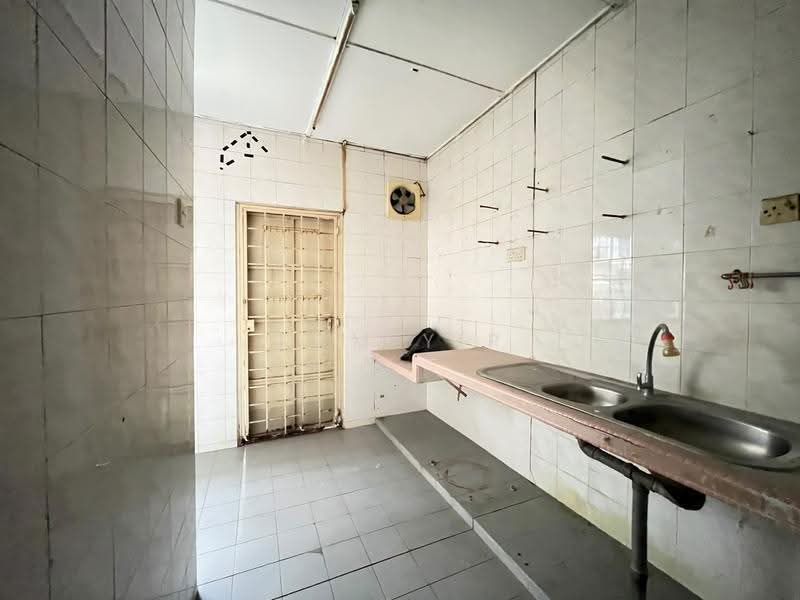 2.5-storey Terraced House for Sale in Bandar Country Homes (Rawang) - Tom Yip - Kitchen - PropertyGuru.com.my