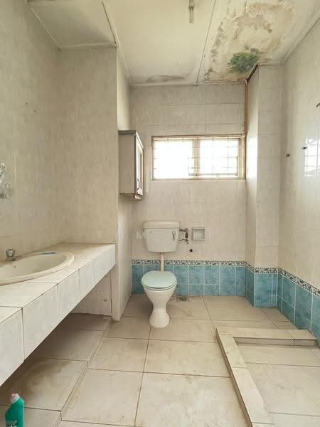 2.5-storey Terraced House for Sale in Bandar Country Homes (Rawang) - Tom Yip - Bathroom - PropertyGuru.com.my