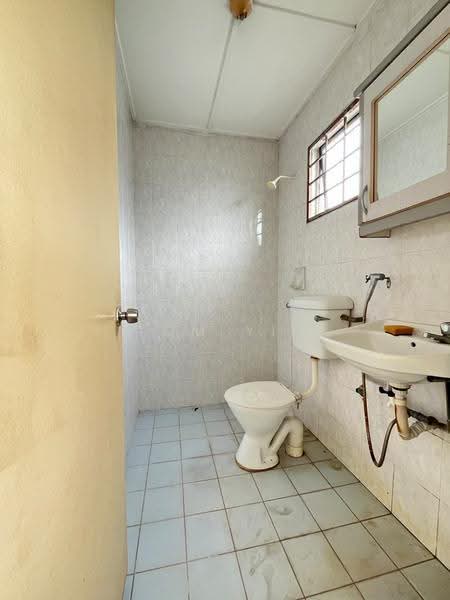2.5-storey Terraced House for Sale in Bandar Country Homes (Rawang) - Tom Yip - Bathroom - PropertyGuru.com.my