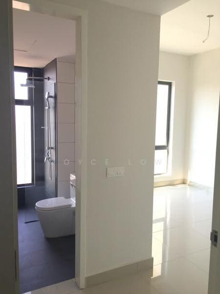 Kediaman Servis untuk Dijual di Univ 360 Place - Joyce Low - Bathroom - PropertyGuru.com.my