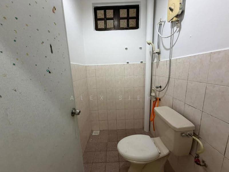 Rumah Teres 1.5-Tingkat untuk Dijual di Pelangi Indah (Johor Bahru) - Alex Sieh - Bathroom - PropertyGuru.com.my