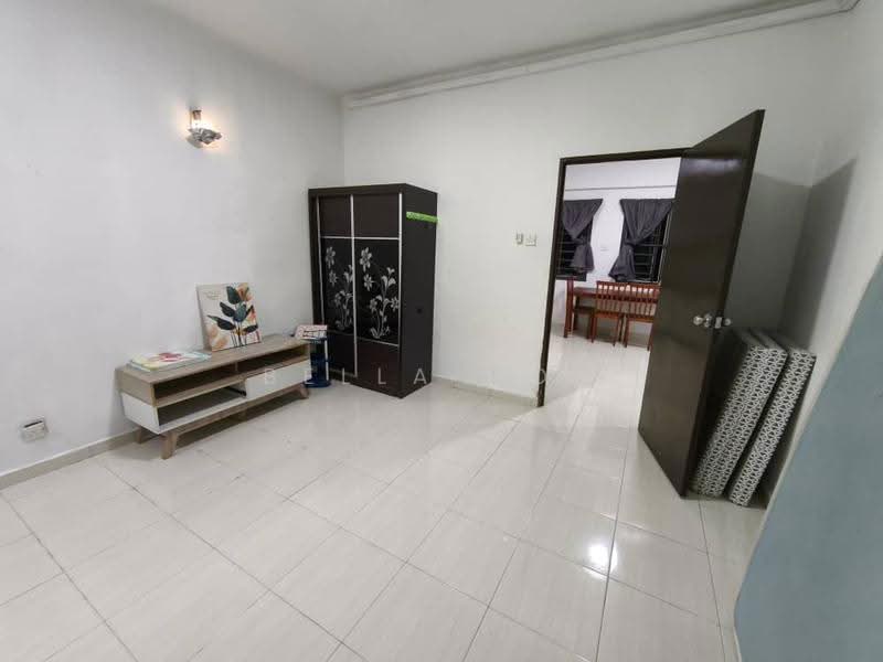 Kediaman Servis untuk Dijual di The Embassy (Bangunan Duta Impian) - Bella Goh - Living Room - PropertyGuru.com.my