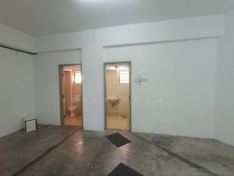 Shop / Office for Rent in Kampung Kuchai (Ipoh) - Jerry Chow - Bathroom - PropertyGuru.com.my