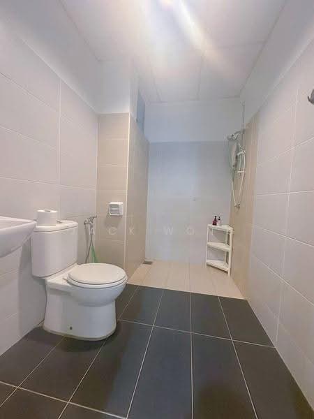 Kediaman Servis untuk Dijual di Akademik Suite - Jack Wong - Bathroom - PropertyGuru.com.my