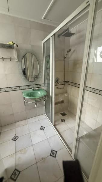 Kondominium untuk Disewa di Bungaraya Condominium - Emelia Chan - Bathroom - PropertyGuru.com.my