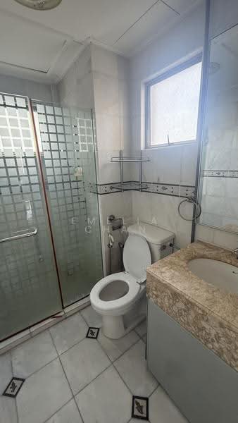 Kondominium untuk Disewa di Bungaraya Condominium - Emelia Chan - Bathroom - PropertyGuru.com.my