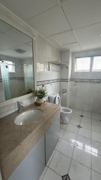 Kondominium untuk Disewa di Bungaraya Condominium - Emelia Chan - Bathroom - PropertyGuru.com.my
