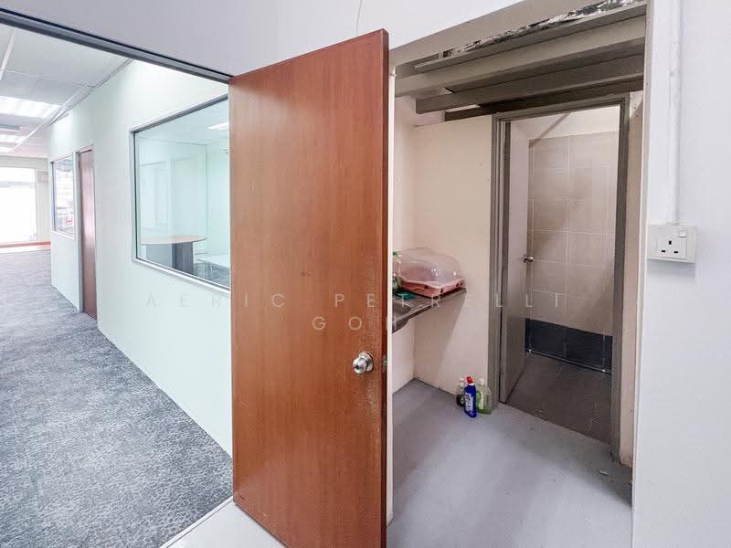 Shop / Office for Rent in Kuchai Lama (Kuala Lumpur) - Aeric Petrelli Goh - Corridor - PropertyGuru.com.my