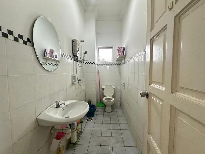 Pangsapuri untuk Dijual di Jalil Damai Apartments - Clarence Chong - Bathroom - PropertyGuru.com.my