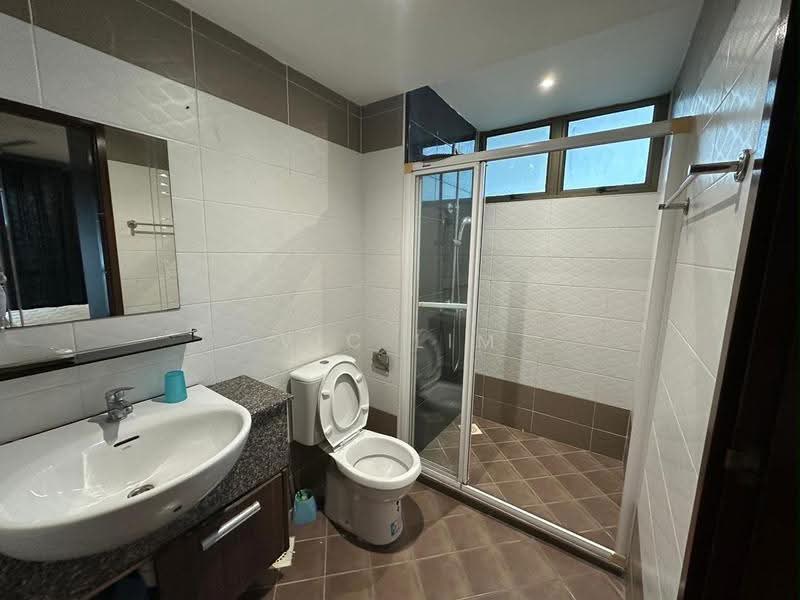 Pangsapuri untuk Dijual di Molek Pine 2 - Vic Lim - Bathroom - PropertyGuru.com.my