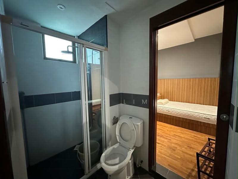 Pangsapuri untuk Dijual di Molek Pine 2 - Vic Lim - Bathroom - PropertyGuru.com.my