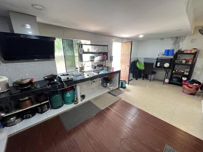 2-storey Terraced House for Sale in U16, Elmina Gardens (Shah Alam) - Amirun Kinanah - Kitchen - PropertyGuru.com.my