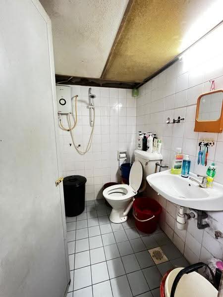 Rumah Flat untuk Dijual di Rajawali Apartment - Lucy Chow - Bathroom - PropertyGuru.com.my