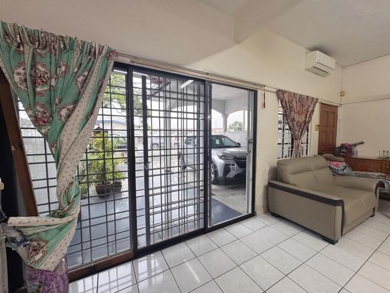 Rumah Teres untuk Dijual di Taman Bayu Perdana (Klang) - Penny Chia - Living Room - PropertyGuru.com.my