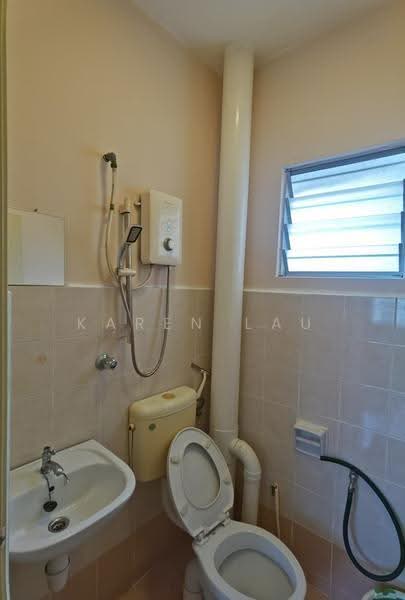 Kediaman Servis untuk Dijual di Suria Kinrara - Karen Lau - Bathroom - PropertyGuru.com.my