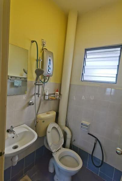 Kediaman Servis untuk Dijual di Suria Kinrara - Karen Lau - Bathroom - PropertyGuru.com.my