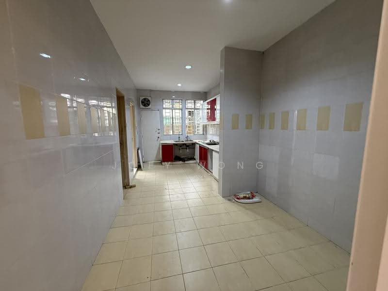 2.5-storey Terraced House for Rent in Taman Damai Utama (Bandar Kinrara) - Joey Wong - Kitchen - PropertyGuru.com.my