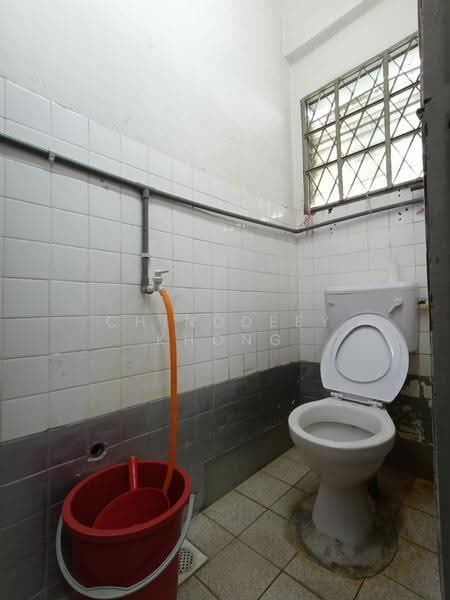 Kedai untuk Disewa di Pekan Ampang (Ampang) - Chinddeey Khong - Bathroom - PropertyGuru.com.my