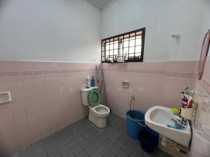 Rumah Teres 2-Tingkat untuk Dijual di Taman Sri Putri (Skudai) - Zack Chow - Bathroom - PropertyGuru.com.my