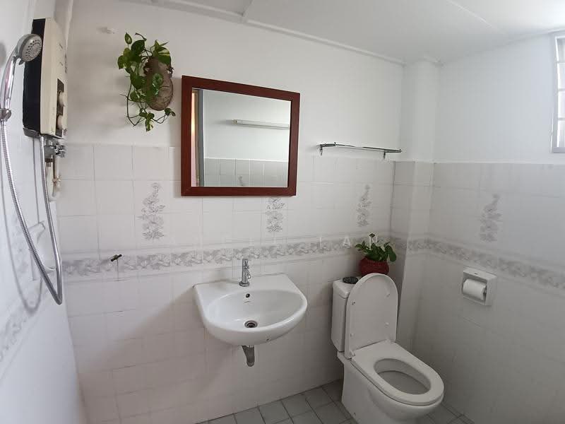 Pangsapuri untuk Dijual di Subang Perdana Goodyear Court 3 - Angel Tan - Bathroom - PropertyGuru.com.my
