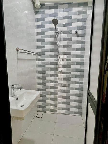 Pangsapuri untuk Disewa di Pangsapuri Danaumas - Christine Tan - Bathroom - PropertyGuru.com.my