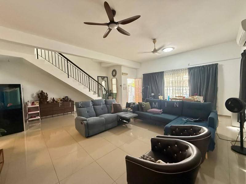 Rumah Teres 2-Tingkat untuk Dijual di Bandar Saujana Putra (Tanjong Duabelas) - Fikri Yasmin - Living Room - PropertyGuru.com.my