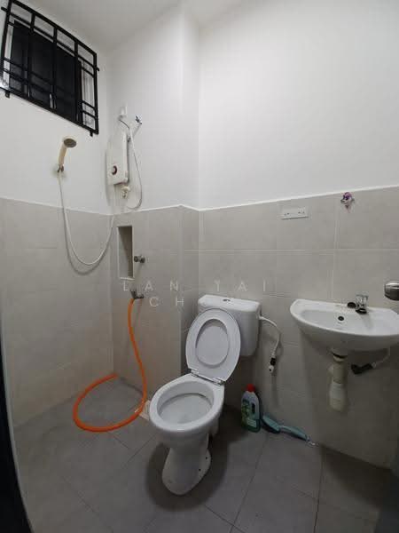 Terraced House for Rent in Taman Mengkibol (Kluang) - Lan Tai Chow - Bathroom - PropertyGuru.com.my