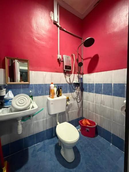 Rumah Teres 1-Tingkat untuk Dijual di Taman Kempas Indah (Tebrau) - Jun Xiong Tan - Bathroom - PropertyGuru.com.my