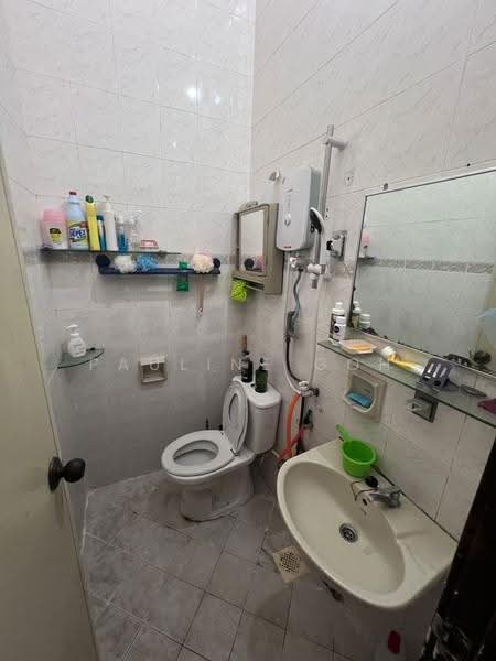 1-storey Terraced House for Sale in Taman Daya (Johor Bahru) - Pauline Goh - Bathroom - PropertyGuru.com.my