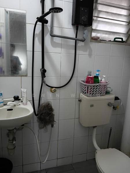 Pangsapuri untuk Dijual di Lakeview Apartments - Edwin Wong - Bathroom - PropertyGuru.com.my