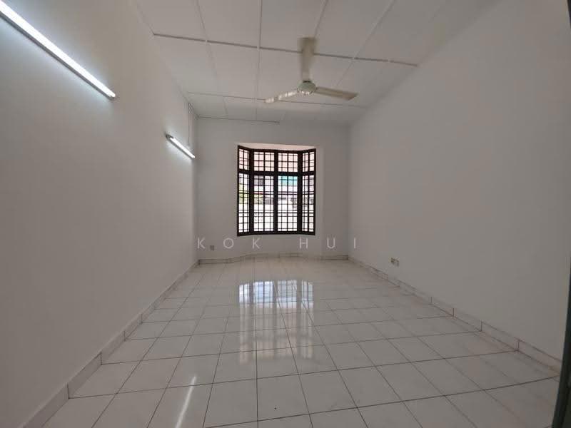 1.5-storey Terraced House for Sale in Taman Molek (Johor Bahru) - Kok Hui - Living Room - PropertyGuru.com.my