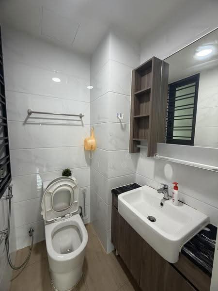 Kediaman Servis untuk Dijual di Country Garden Central Park - Siau Tong Ling - Bathroom - PropertyGuru.com.my