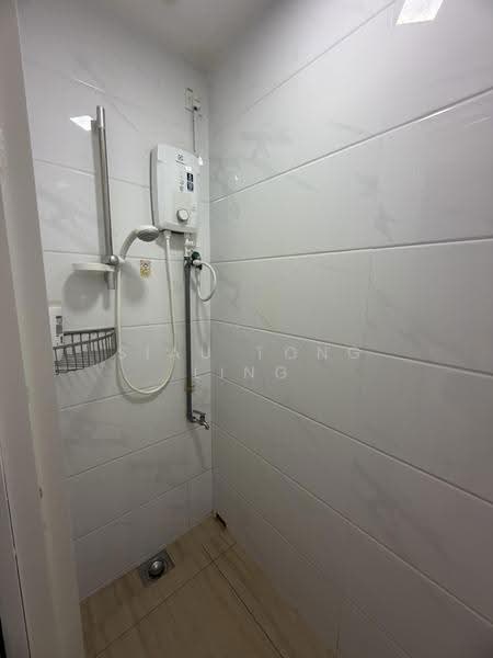 Kediaman Servis untuk Dijual di Country Garden Central Park - Siau Tong Ling - Bathroom - PropertyGuru.com.my