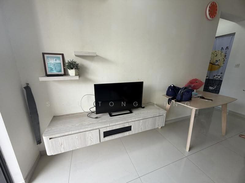 Kediaman Servis untuk Dijual di Country Garden Central Park - Siau Tong Ling - Living Room - PropertyGuru.com.my