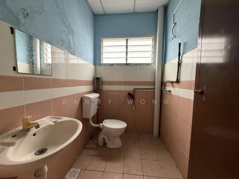 Shop / Office for Rent in Batang Kali (Rawang) - Danny Wong - Bathroom - PropertyGuru.com.my