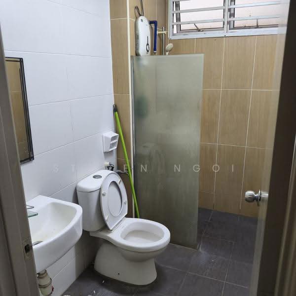 Service Residence for Sale at Larkin Heights - Steven Ngoi - Bathroom - PropertyGuru.com.my