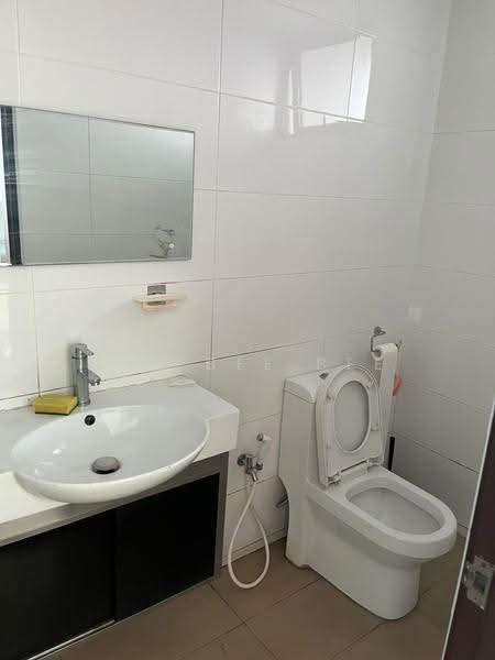 Kediaman Servis untuk Disewa di SkyVille 8 @ Benteng 8 - Lim Bee Bee - Bathroom - PropertyGuru.com.my