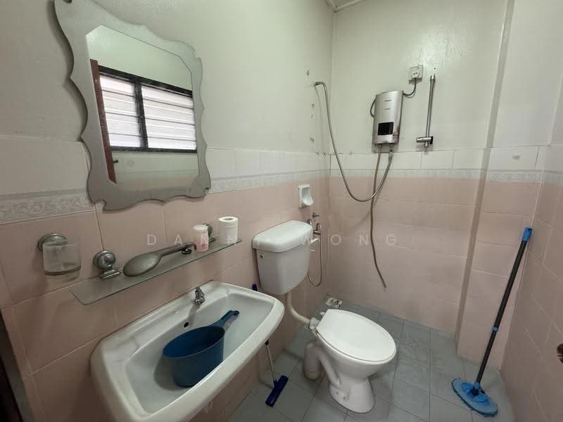 2-storey Terraced House for Rent in Bandar Country Homes (Rawang) - Danny Wong - Bathroom - PropertyGuru.com.my