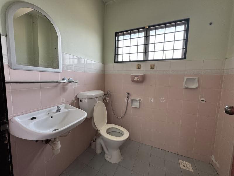 2-storey Terraced House for Rent in Bandar Country Homes (Rawang) - Danny Wong - Bathroom - PropertyGuru.com.my