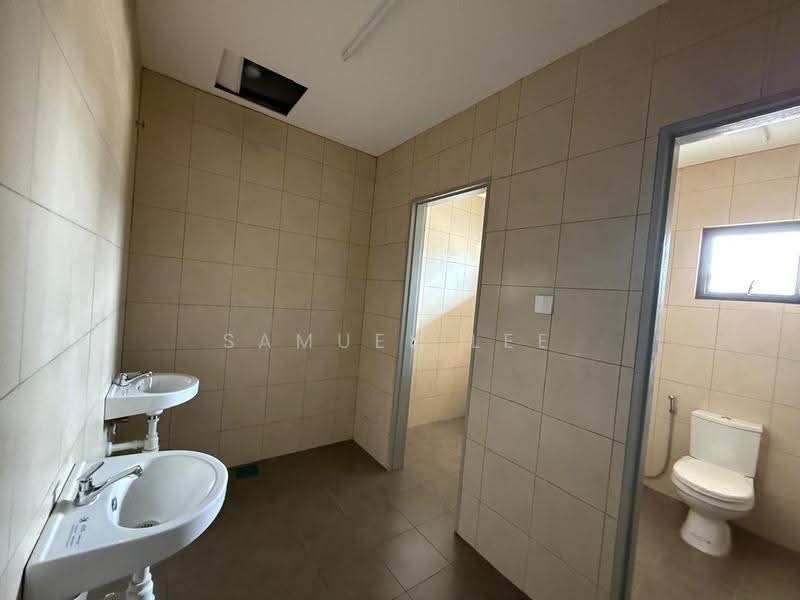 Kilang untuk Disewa di Kawasan Perindustrian Olak Lempit (Banting) - Samuel Lee - Bathroom - PropertyGuru.com.my
